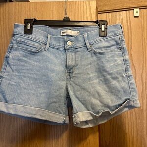 Levi’s women’s jean shorts. Size 28 great condition.